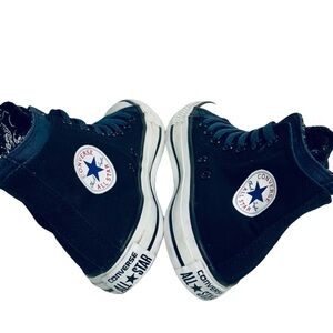 Double Tongue Converse
Box40
